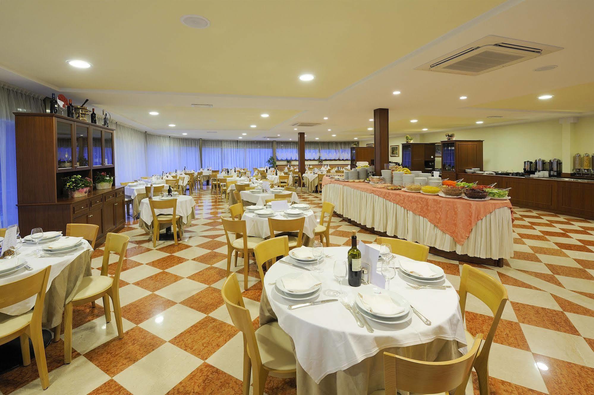 Club Hotel E Residence La Vela Torbole Sul Garda Exteriér fotografie